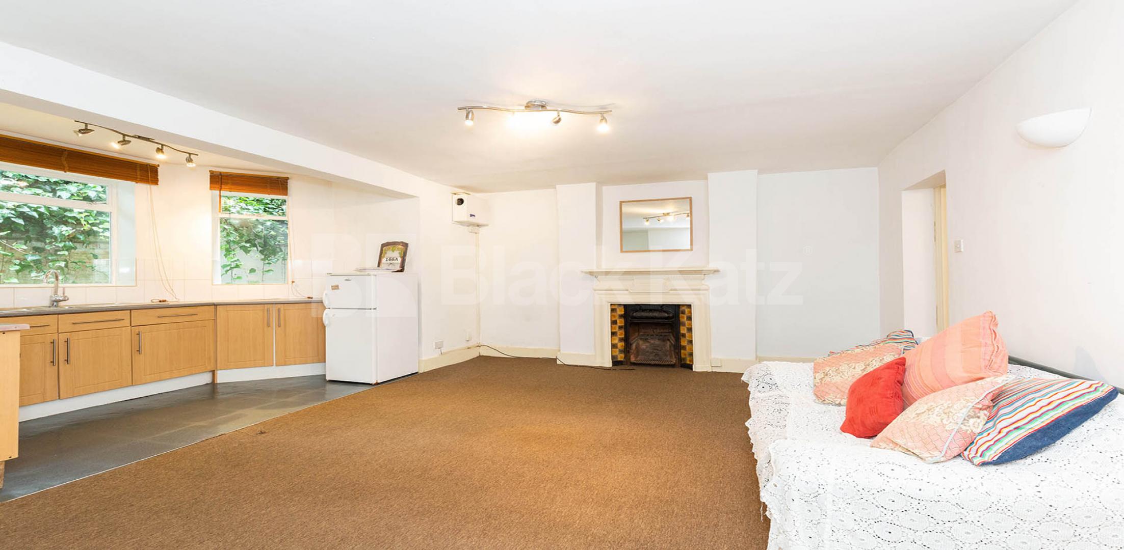 			FANTASTIC SPACIOUS GARDEN FLAT, 1 Bedroom, 1 bath, 1 reception Flat			 Stapleton Hall Road, FINSBURY PARK-STROUD GREEN
